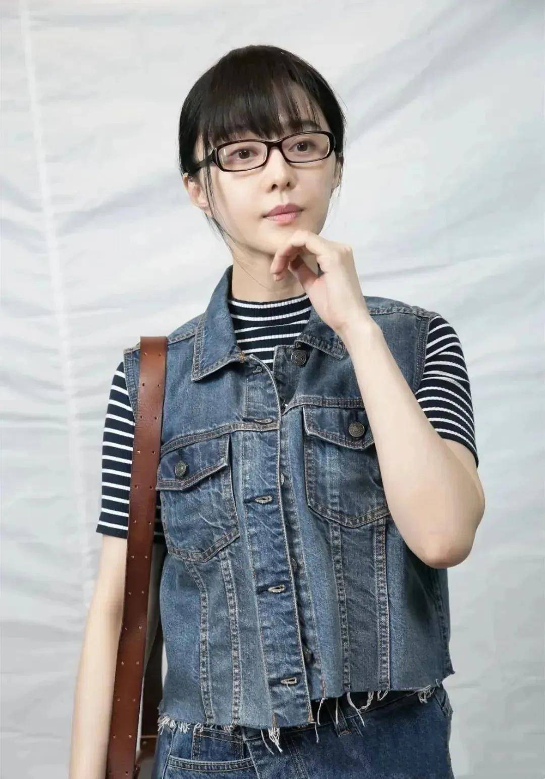 原创43岁范冰冰换发型像换了个人剪齐刘海戴眼镜变下乡知青淡妆也美得