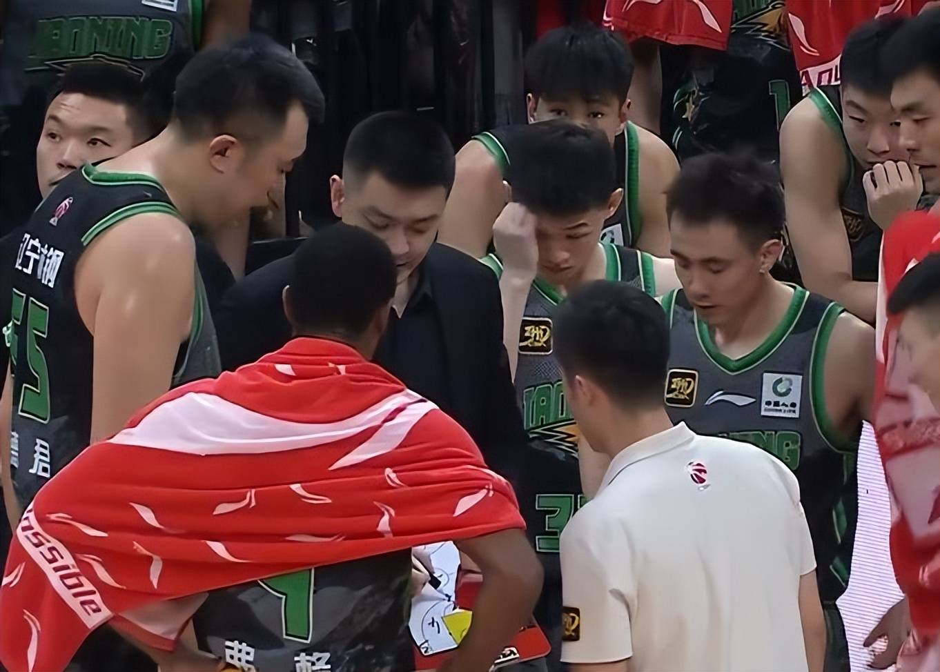 辽宁击败上海,赛后3个好消息2个坏消息,杨鸣被喊下课