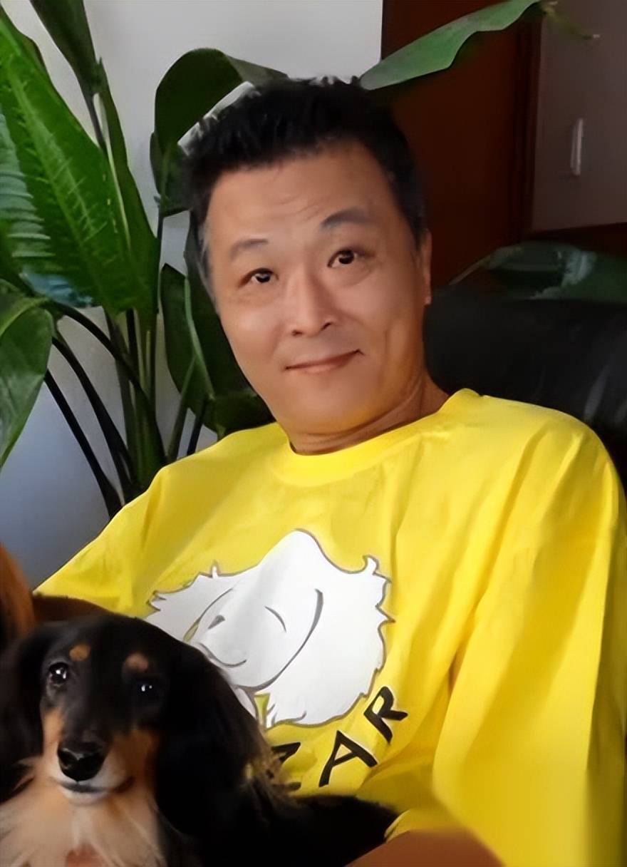 他一走就是20年,让妻子独守16年空房,现如今把宠物狗当孩子养