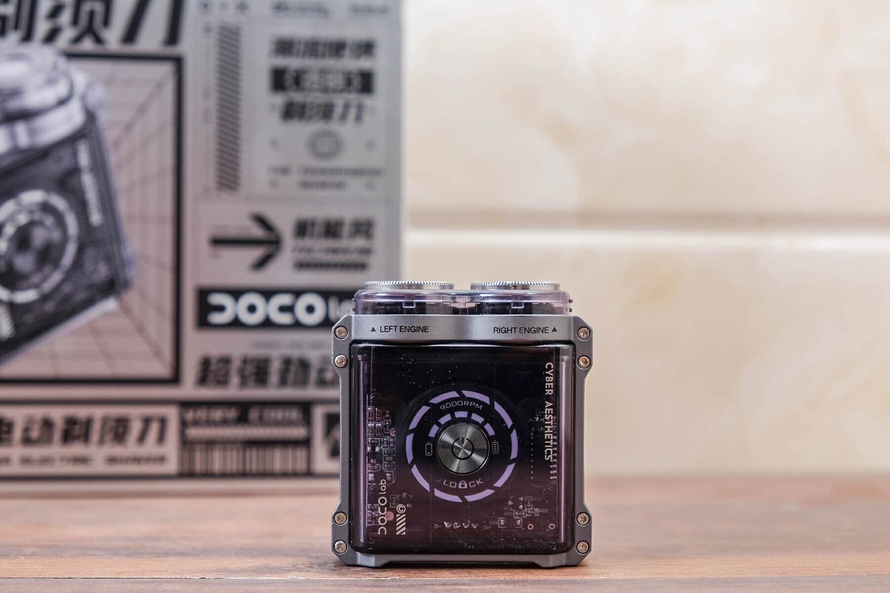 DOCO电动剃须刀体验：未来感透明机身，剃须也能成为潮酷仪式感