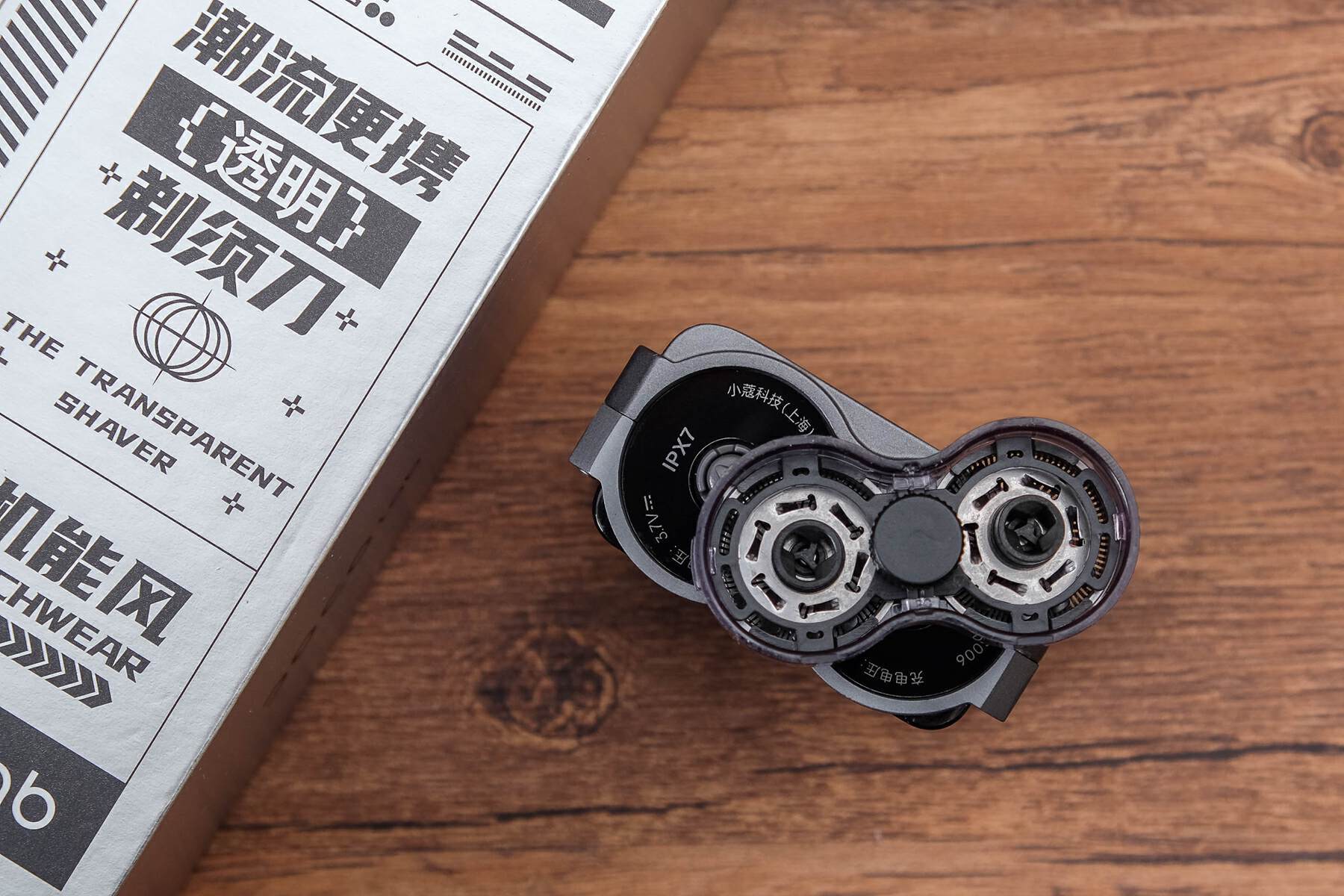 DOCO电动剃须刀体验：未来感透明机身，剃须也能成为潮酷仪式感