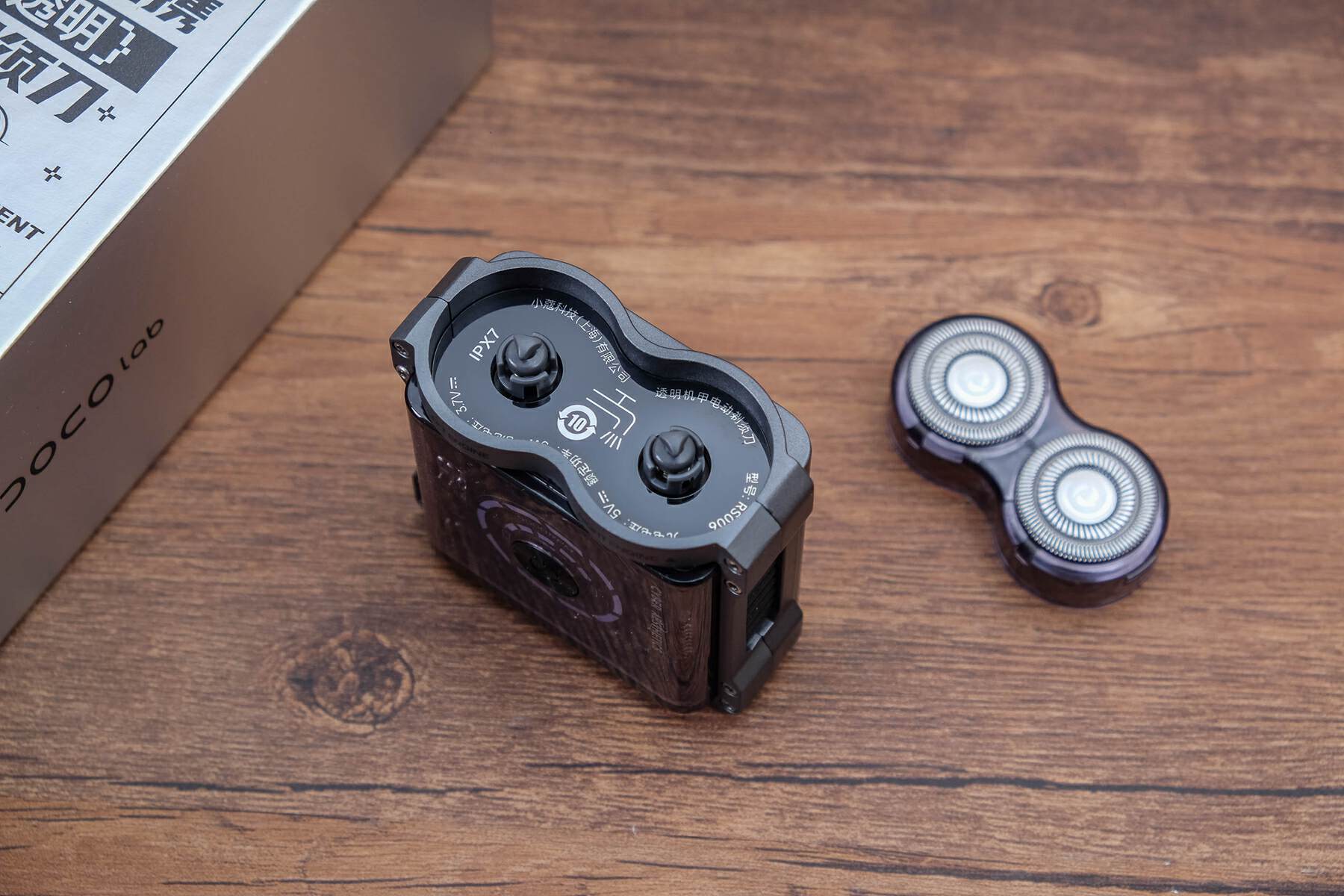 DOCO电动剃须刀体验：未来感透明机身，剃须也能成为潮酷仪式感