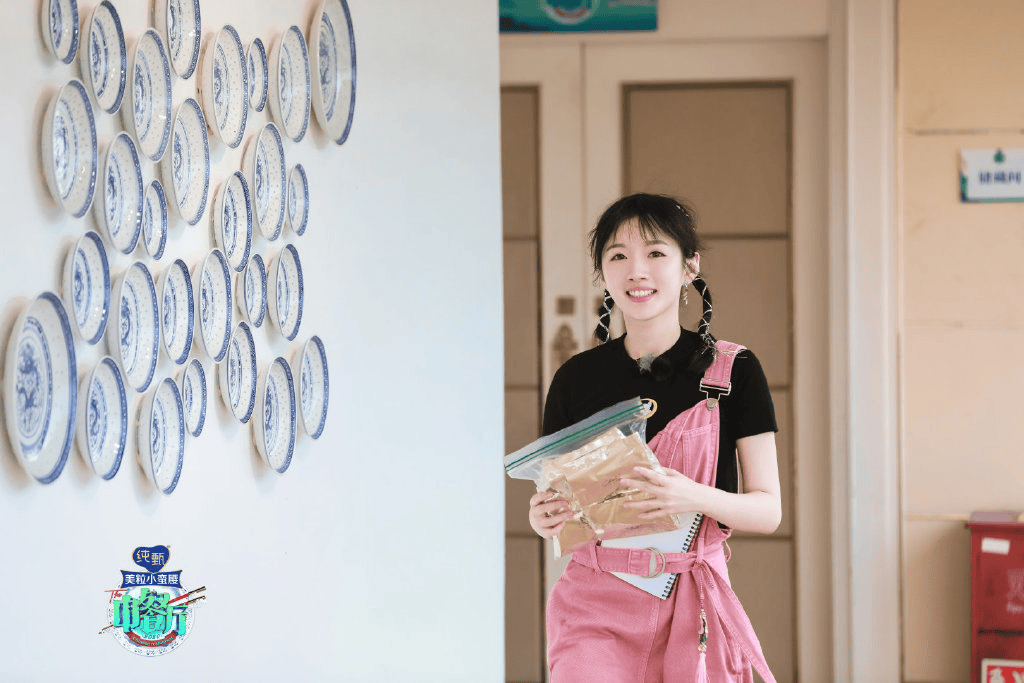 《驻站》:饰演王冬雨的李浩菲,当演员和主持人,一直在努力奔跑