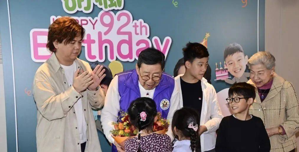 92岁胡枫大方认爱89岁罗兰？_网友_年龄_爱情