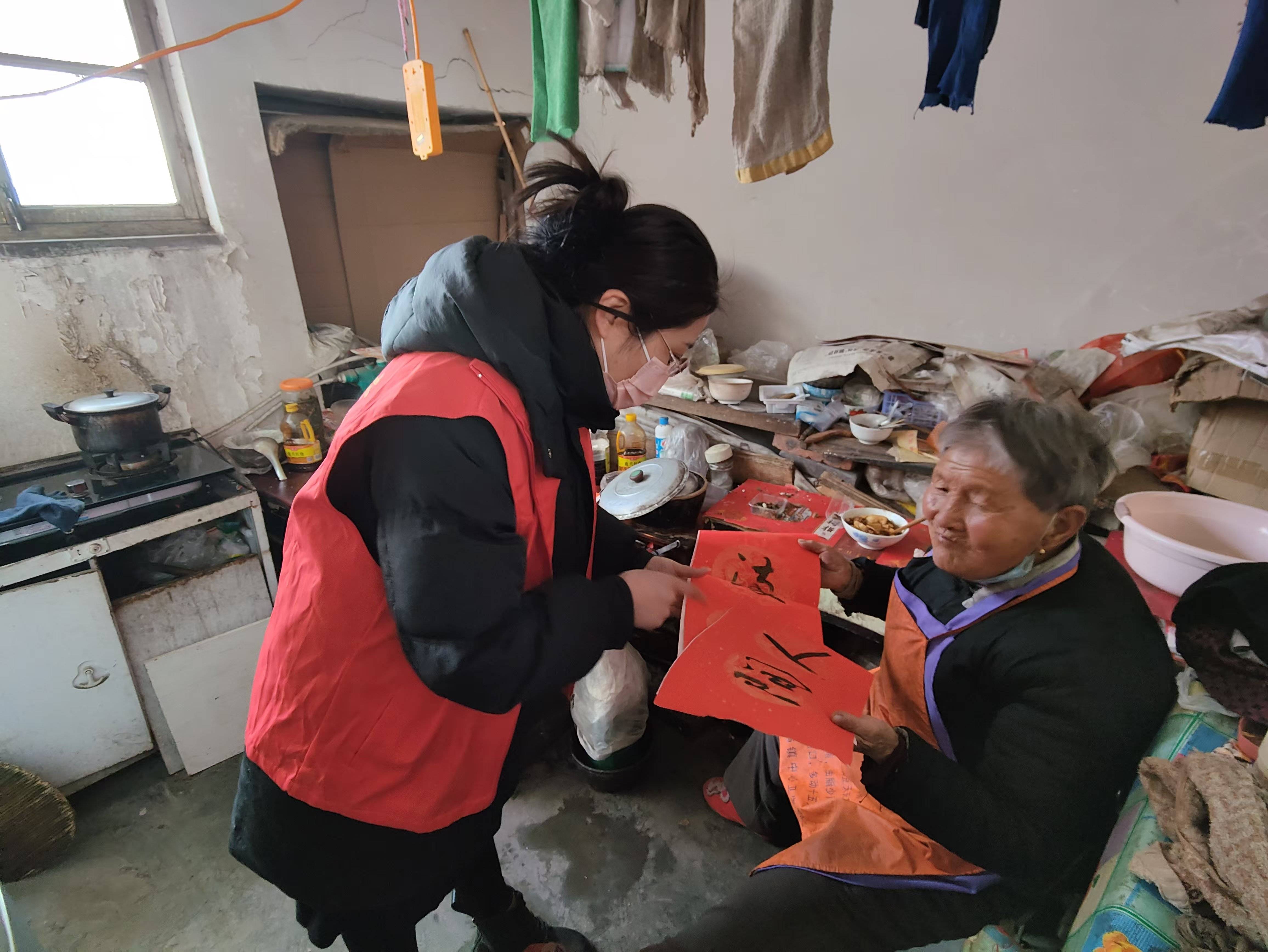 神木市兴南社区开展"妙笔挥毫写春联 浓浓墨香迎新春"新时代文明实践