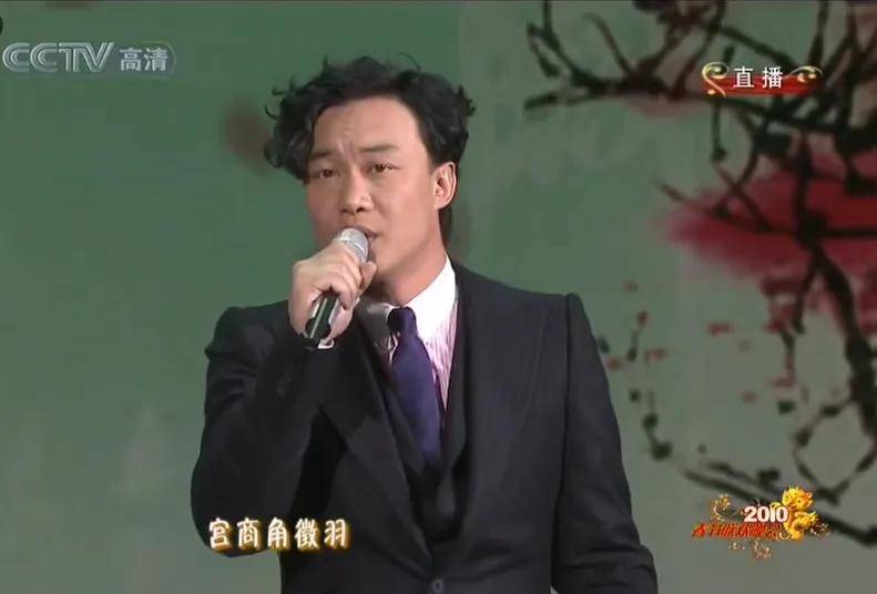 陈奕迅：13年后再登春晚，与奥运冠军合唱〈孤勇者〉 春晚彩排：陈奕迅现身，与张雨霏等合唱〈孤勇者〉，距上次登春晚已久