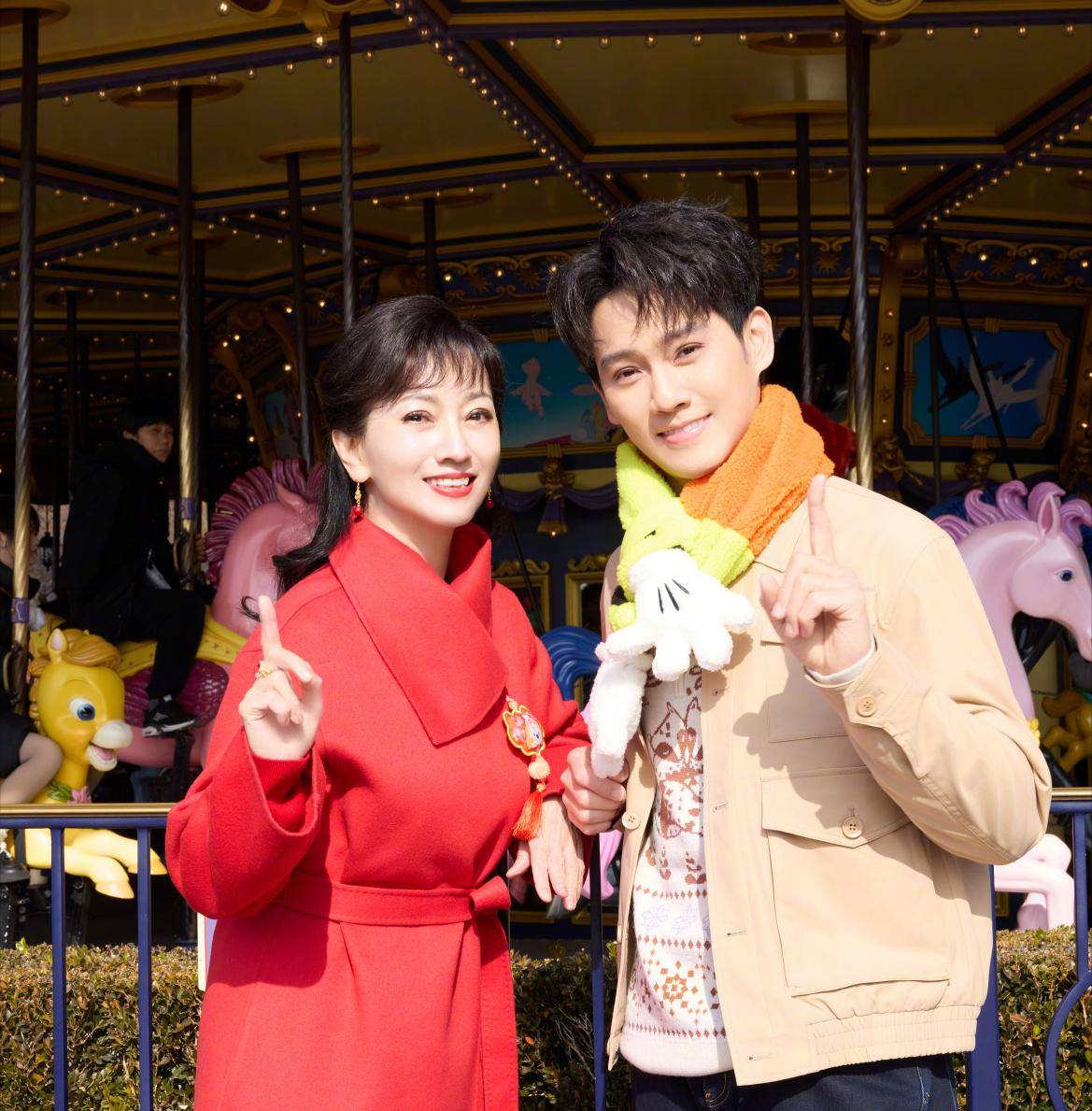 赵雅芝的3个儿子:长子47岁次子44岁,小儿子37岁,个个让她骄傲_黄恺杰