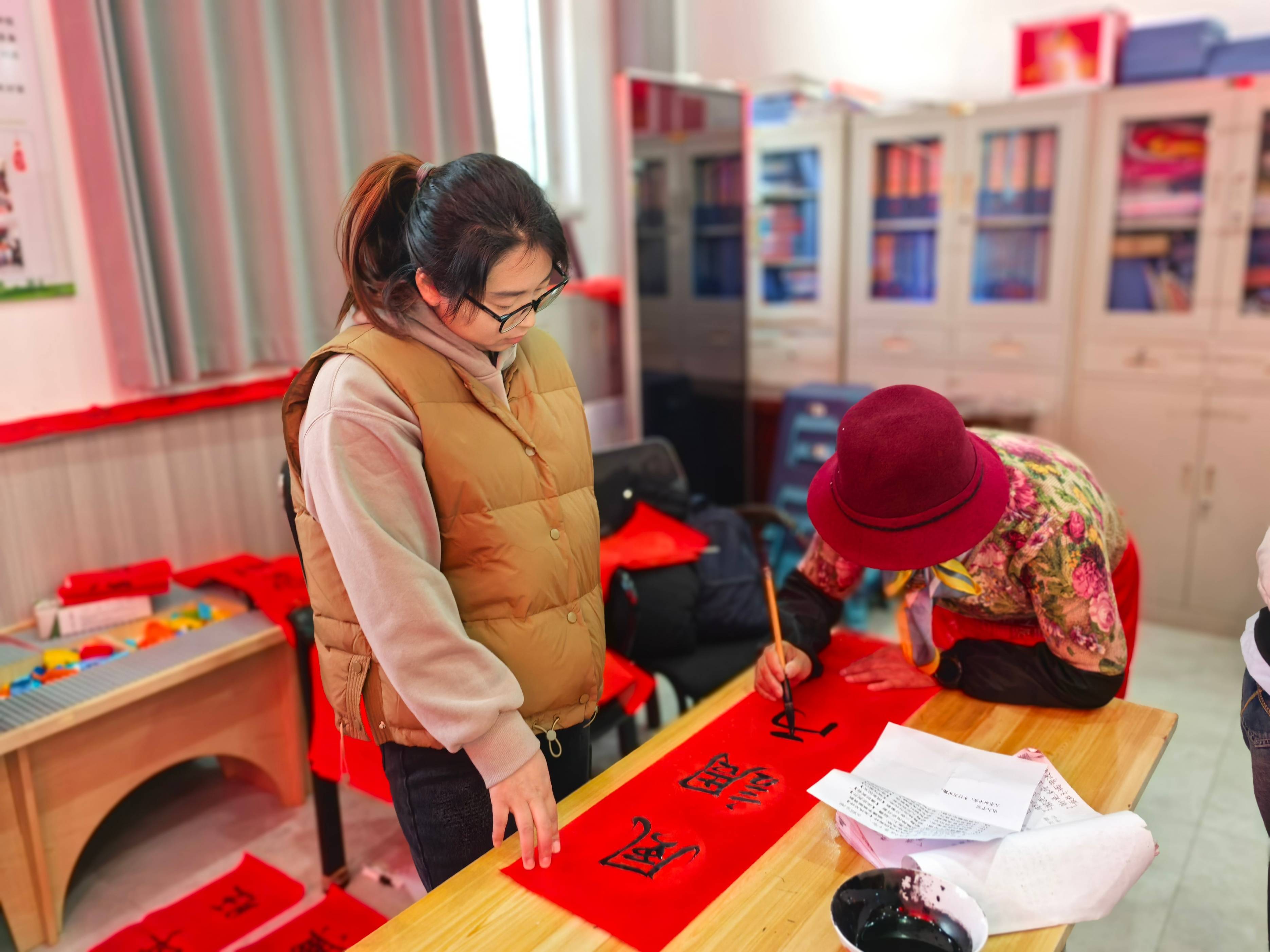 神木市兴南社区开展"妙笔挥毫写春联 浓浓墨香迎新春"新时代文明实践