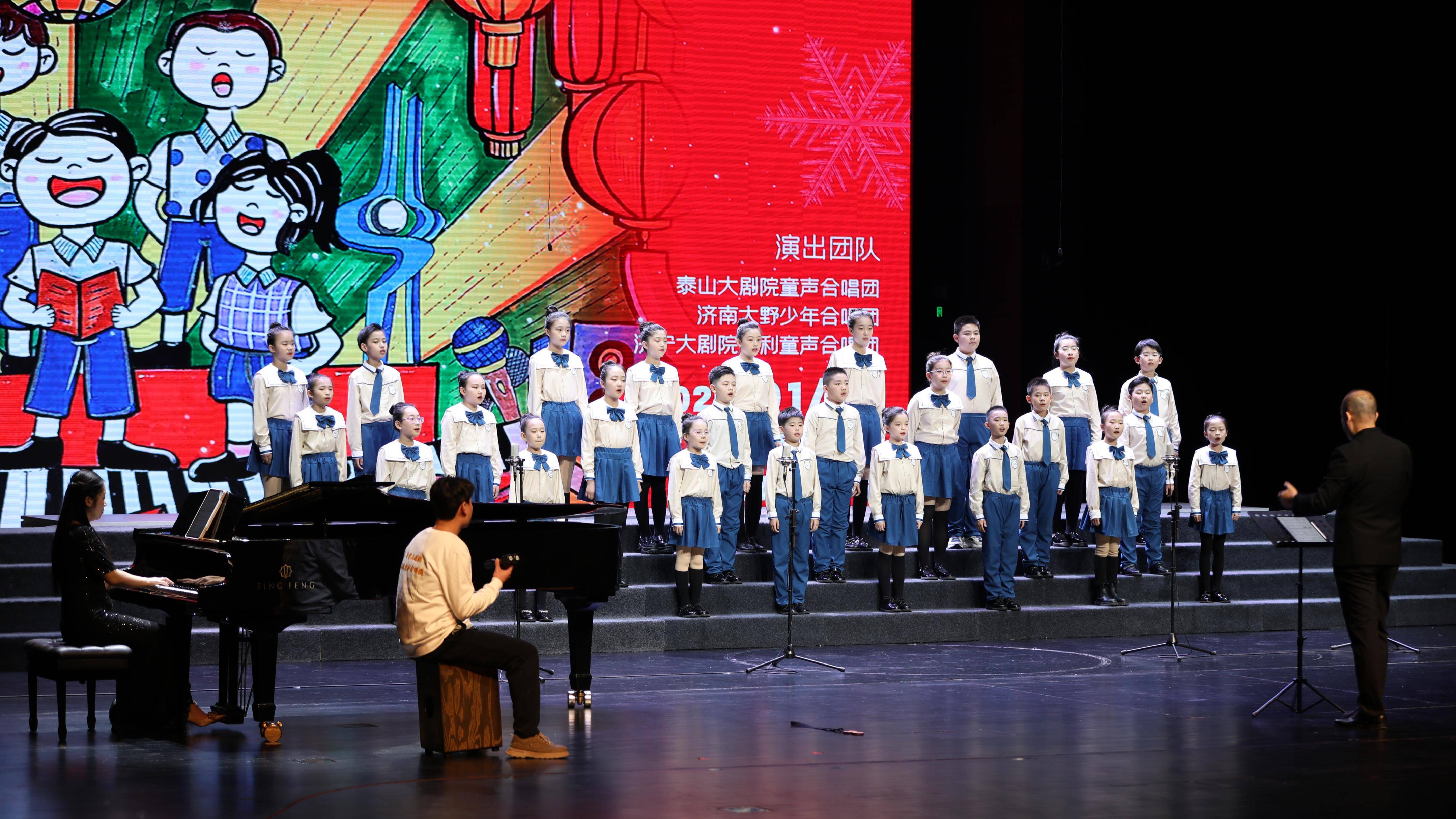 舞台上,孩子们身着华丽的演出服,表情专注而投入,每一个音符,每一个
