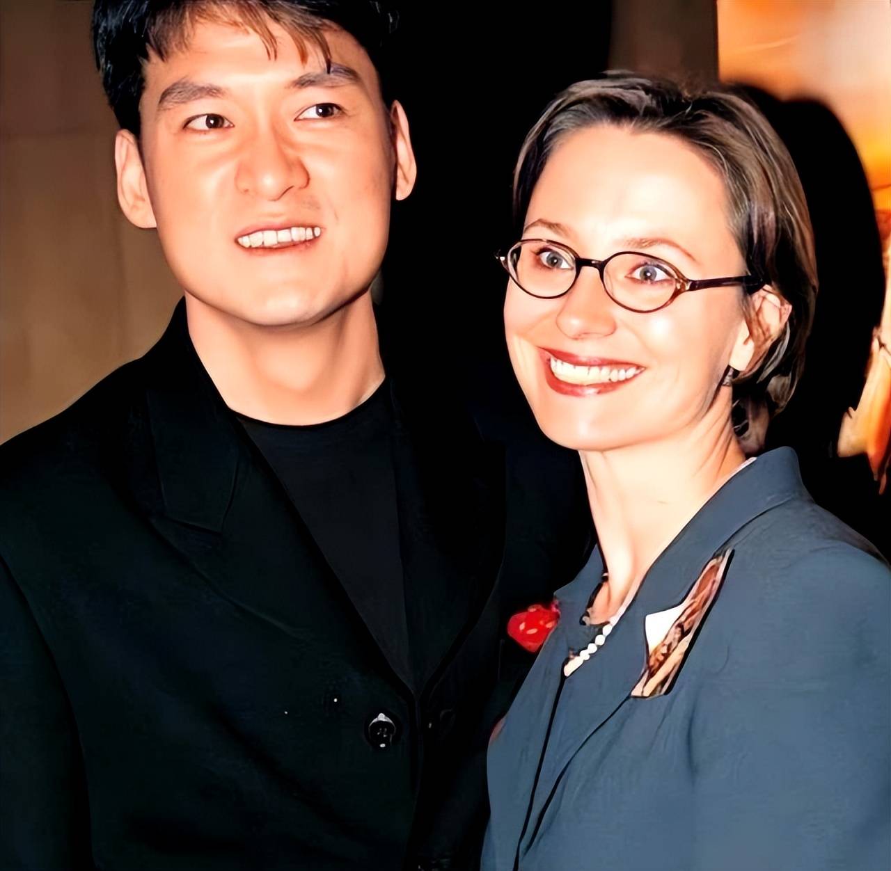 周华健娶美国妻子,被网友群嘲二人像母子,被周华健宠了三十多年