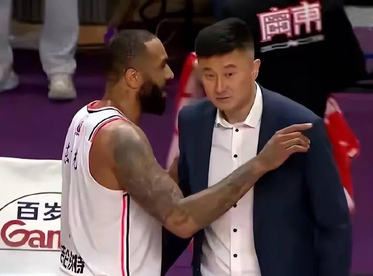 杜锋沃特握手言和！孙铭徽林葳落选国家队遗憾！杨鸣输的心气没了