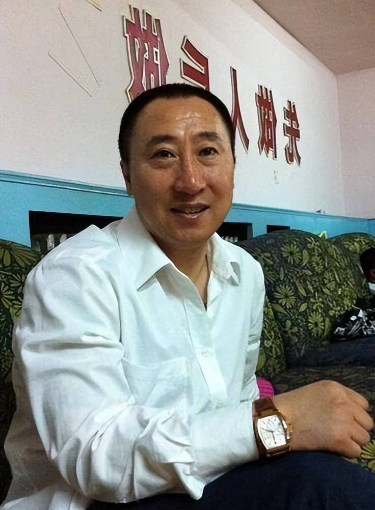 张小光早年从事二人转表演,在王小宝的介绍下,加入了赵本山的团队