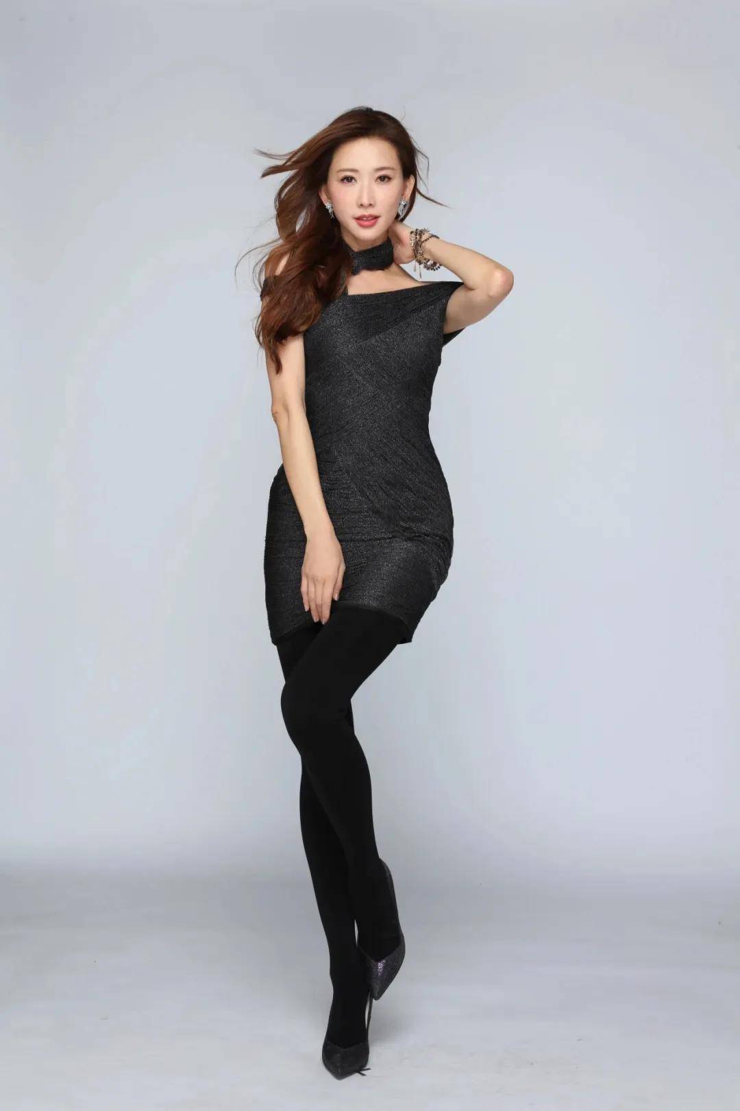 林志玲,黑色露肩紧身写真生图