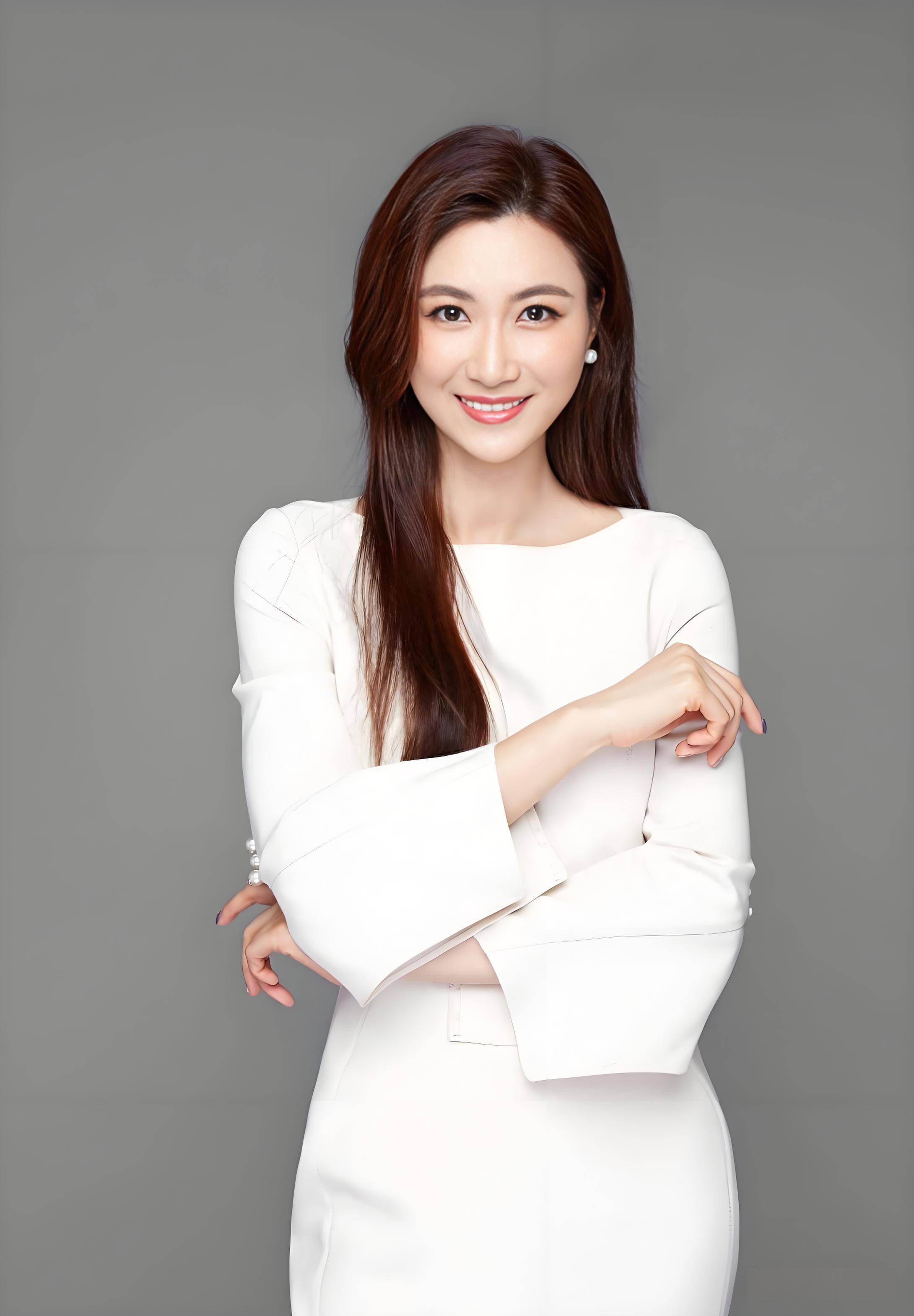 36岁珠江台美女林彬:气质不输年轻时的徐洁,早已结婚生女很幸福