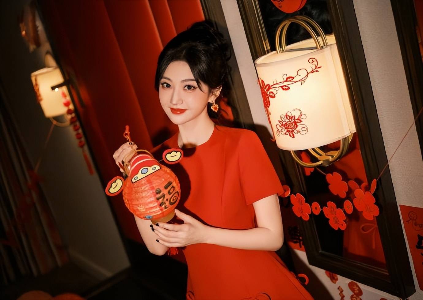 景甜穿红衣气质凸显,手拿装饰营造新春氛围,时尚又喜庆