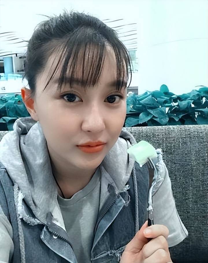 她是赵本山最美徒弟,戏里又土又丑,生活中真漂亮,差点认不出