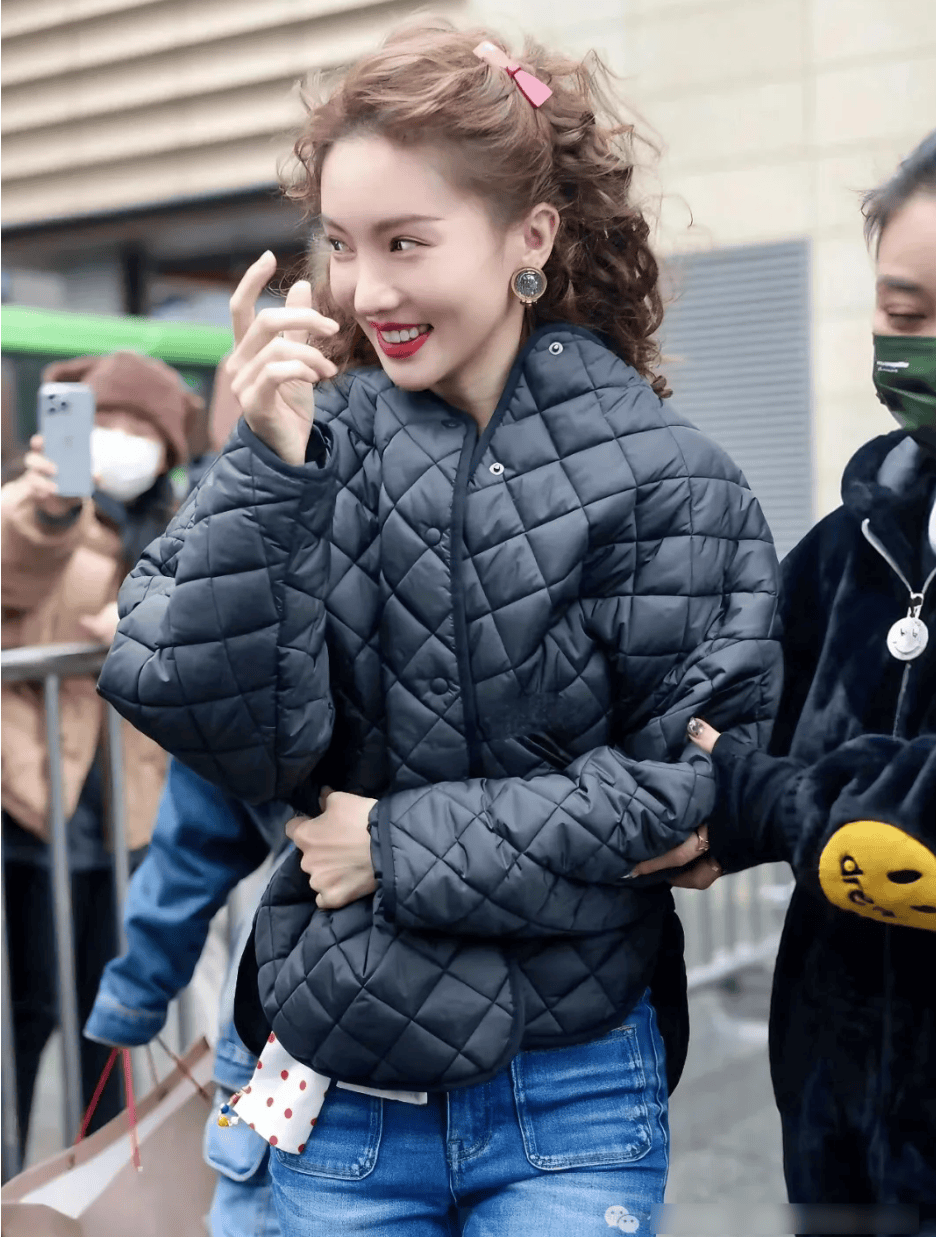 金晨胖20斤美出新高度了!羊毛卷配喇叭裤,少女感爆棚美到认不出