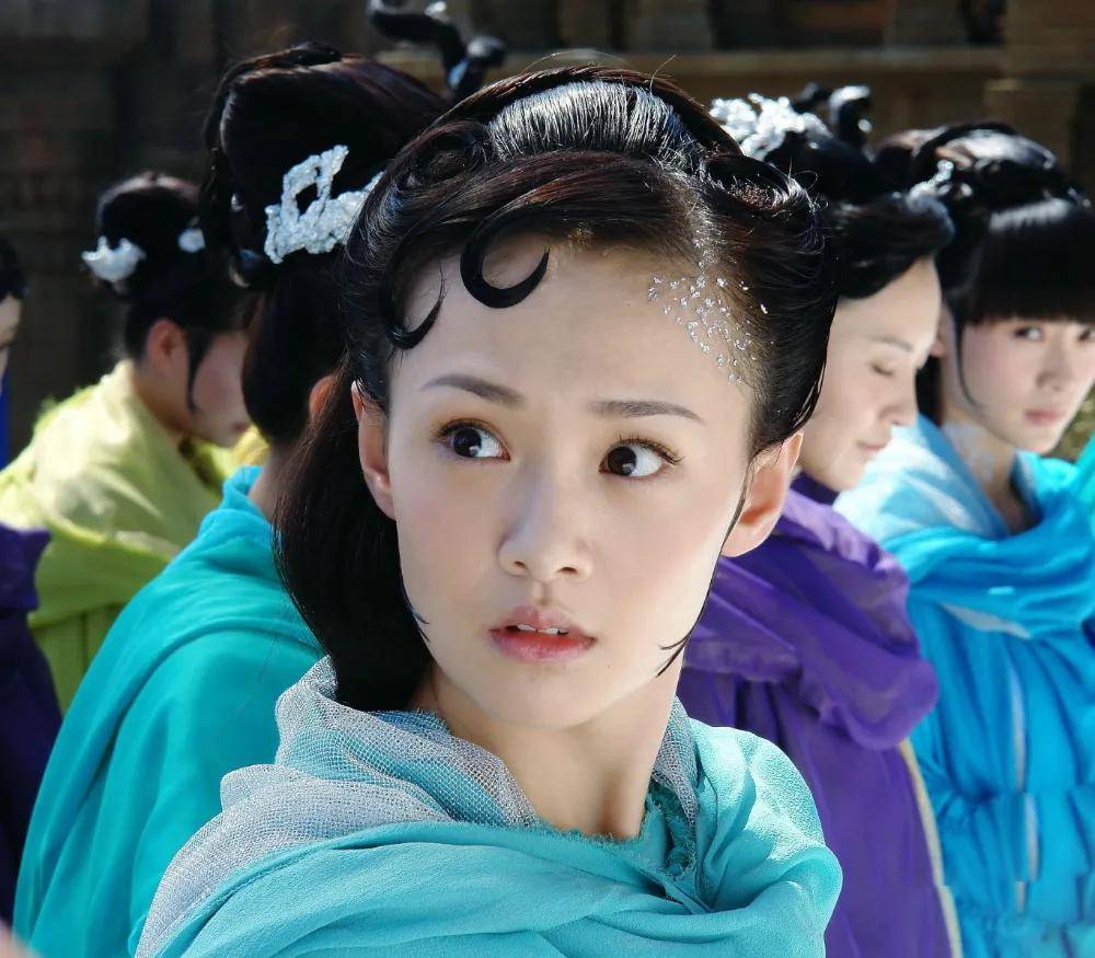 郑爽晒照为女儿庆生娃娃眉眼像妈妈一转眼儿子女儿都已五岁终于像个