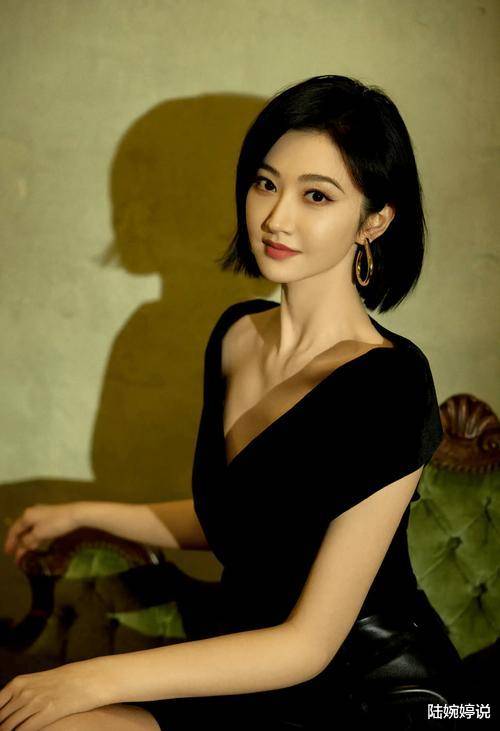 景甜淡颜系嘟嘴看起来颜值很高,景甜车内嘟嘴自拍好美!