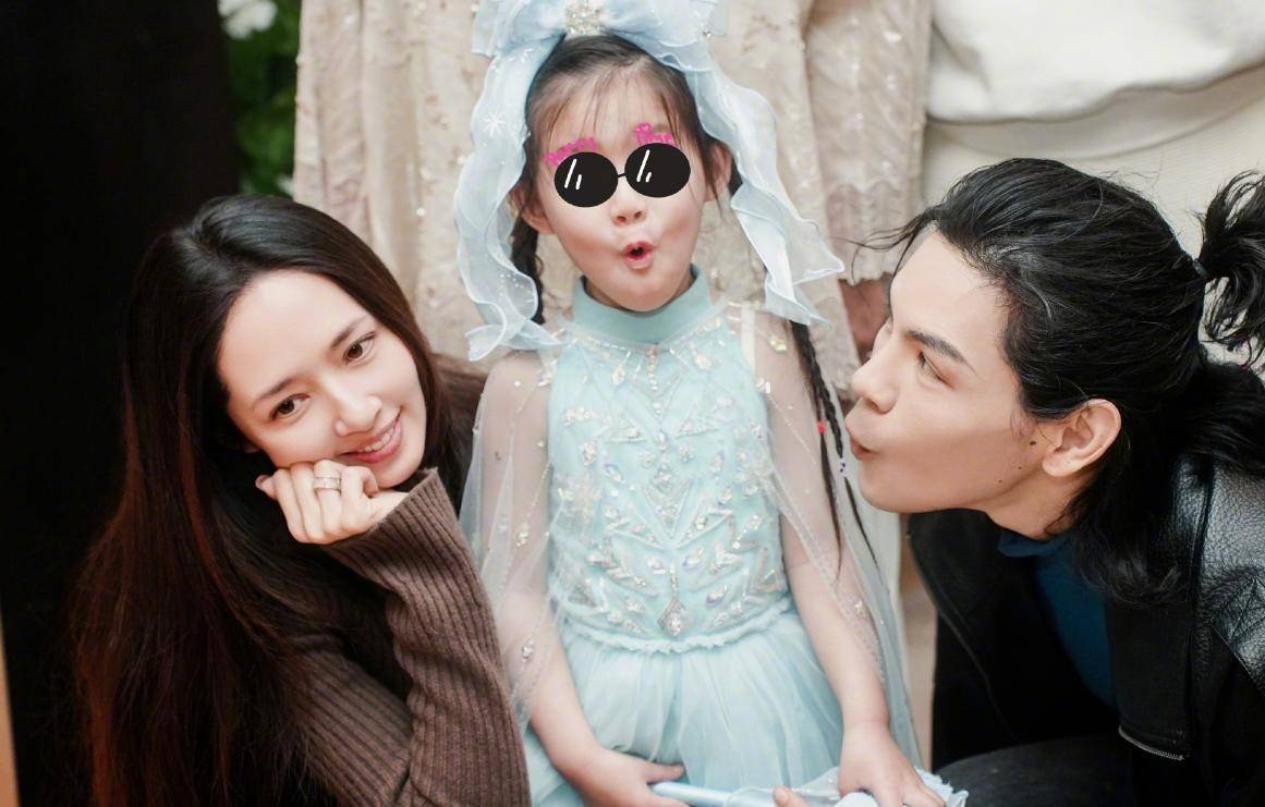 看了郭碧婷4岁女儿近照,才知道她改善了向家基因,难怪向太宠她