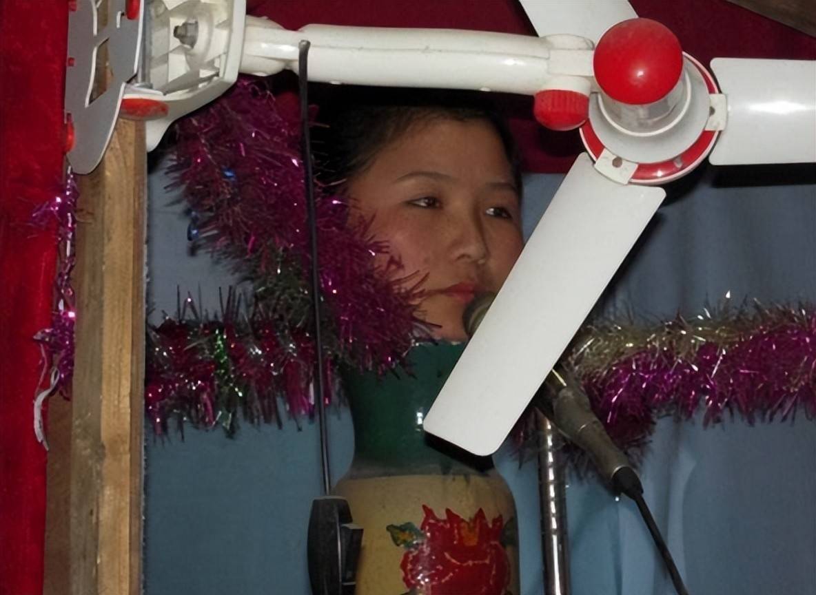 90年代那些没有四肢,长在花瓶里的"花瓶姑娘",是如何骗人的?