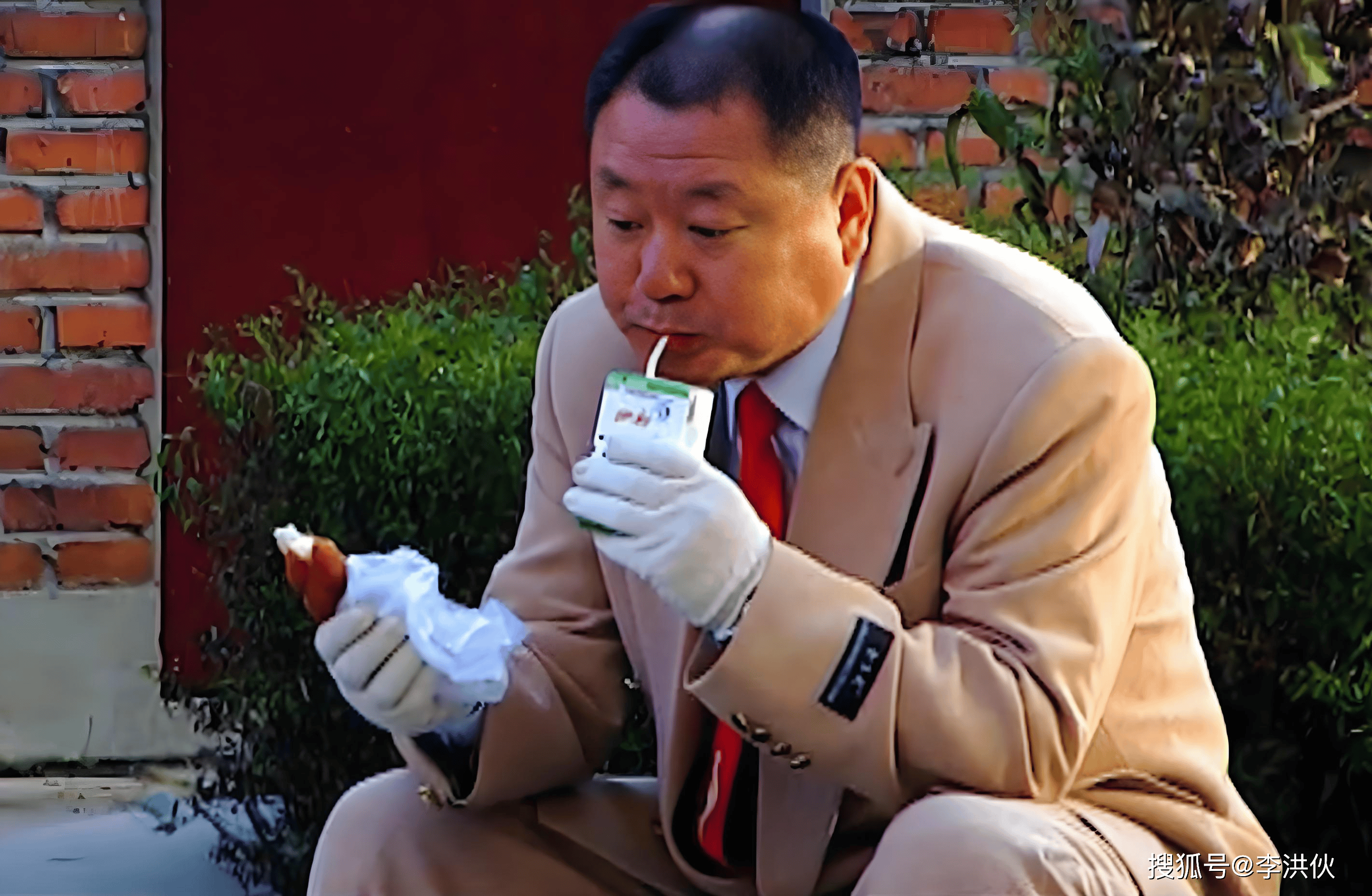 范德彪的逆袭:范伟从春晚小品王到多料影帝,背后有多位高人指点