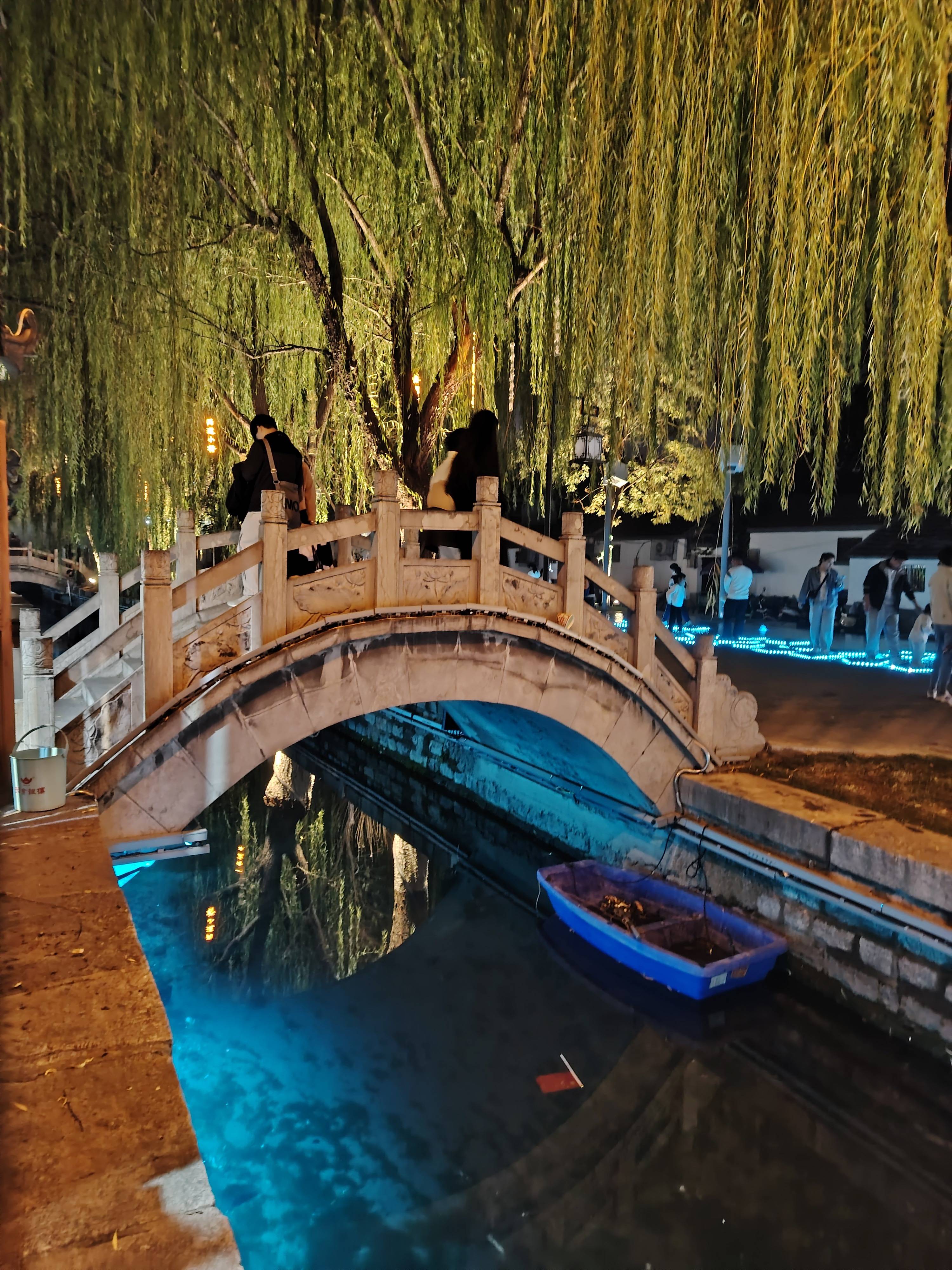 夜晚的曲水亭风景区很小资