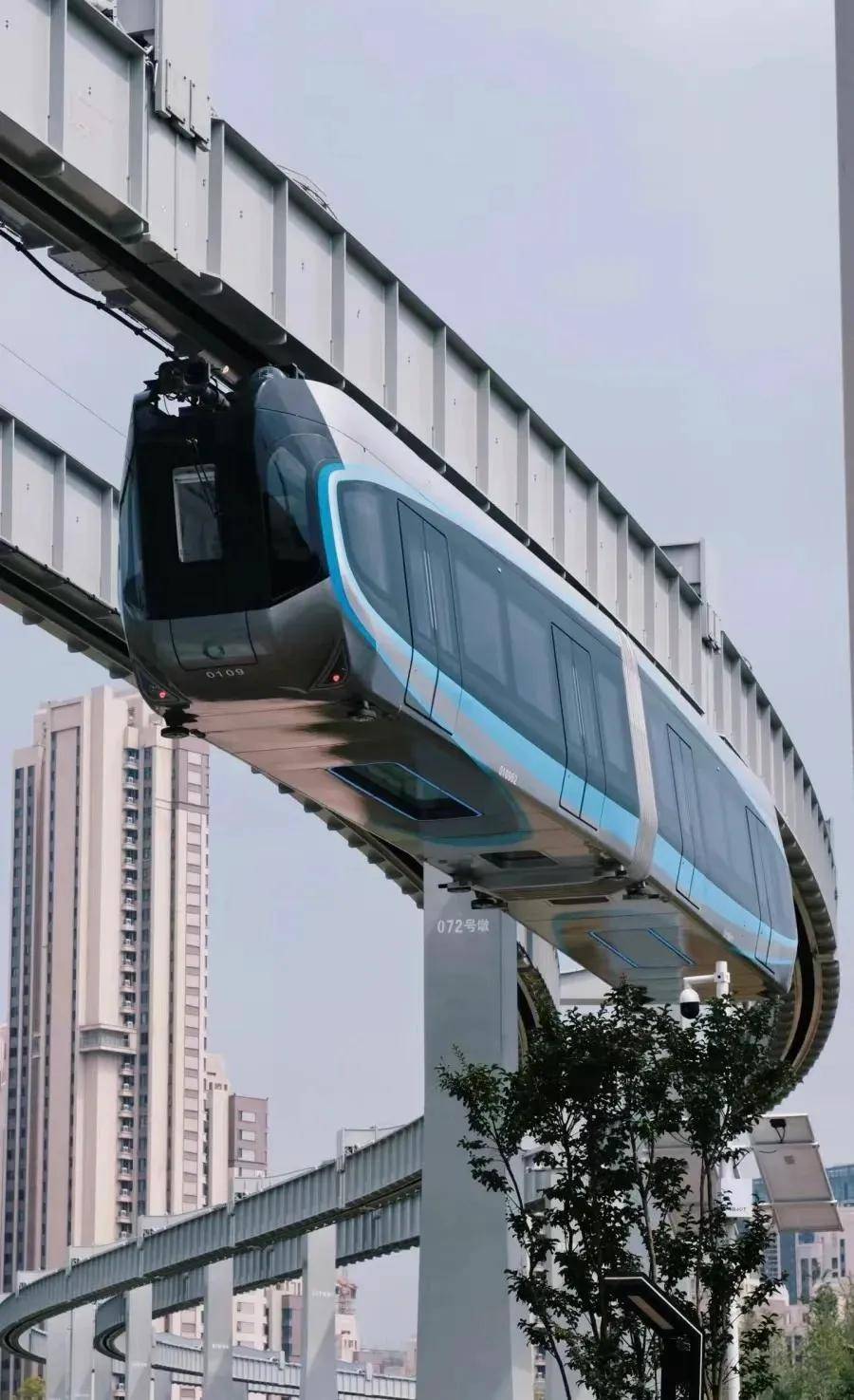 国内首条开通运营的空轨线路.·国内首条"悬挂式"空中轨道列车