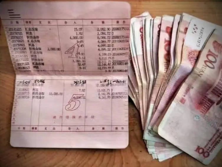利率下行、理财亏损：储户在银行投资的新挑战，银行存款利率下降且理财风险上升，多元化配置成关键