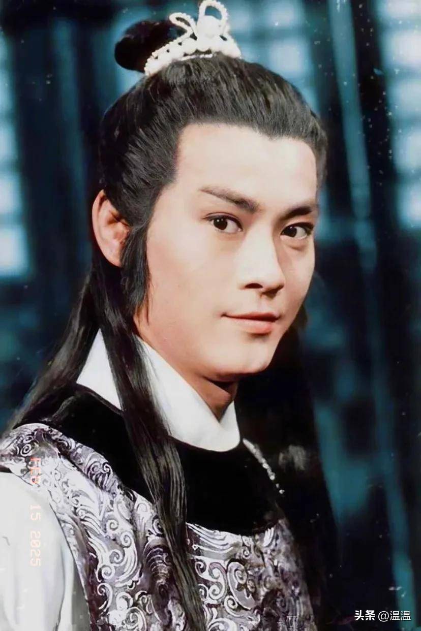 八十年代,赵雅芝与郑少秋合影,那时候赵雅芝还没长开!