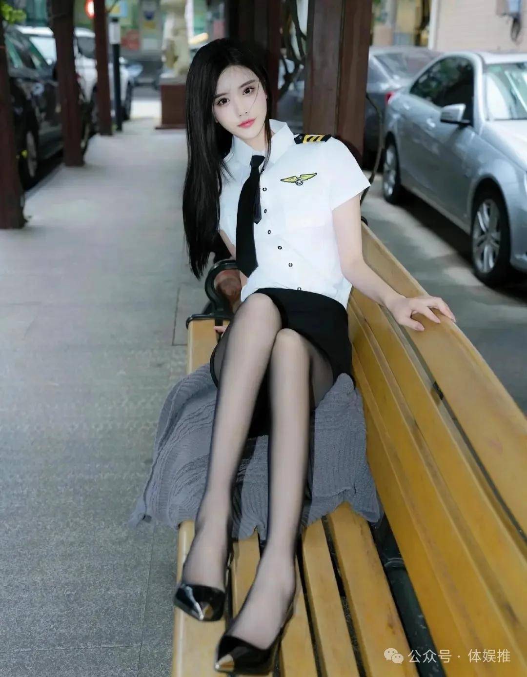 175cm高挑女神:警花职业装 黑丝高跟,尽显都市迷人魅力!