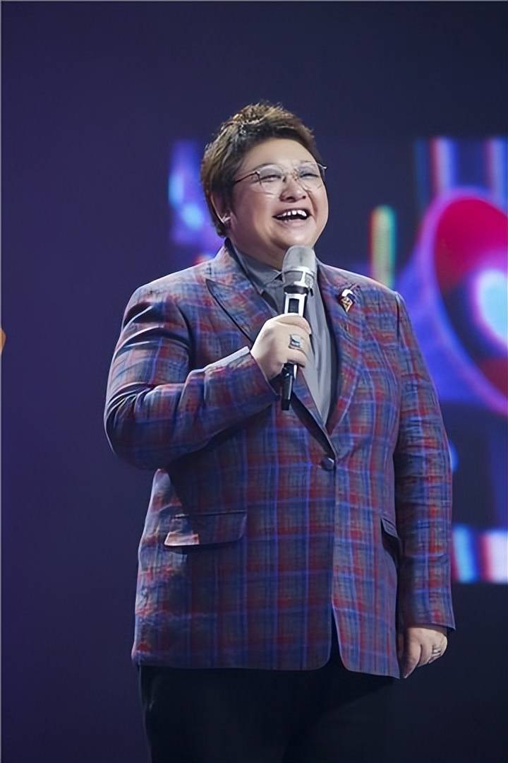 韩红自曝大学时是校花,看了她18岁照片后,被惊艳了,真的很美!