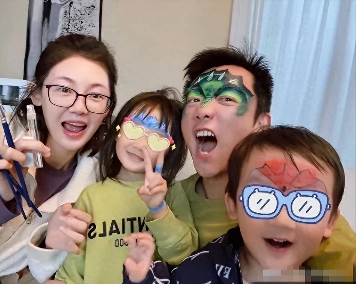 苗苗晒全家三亚度假照!郑恺带着儿子模仿猎豹,摘西瓜赶集好幸福