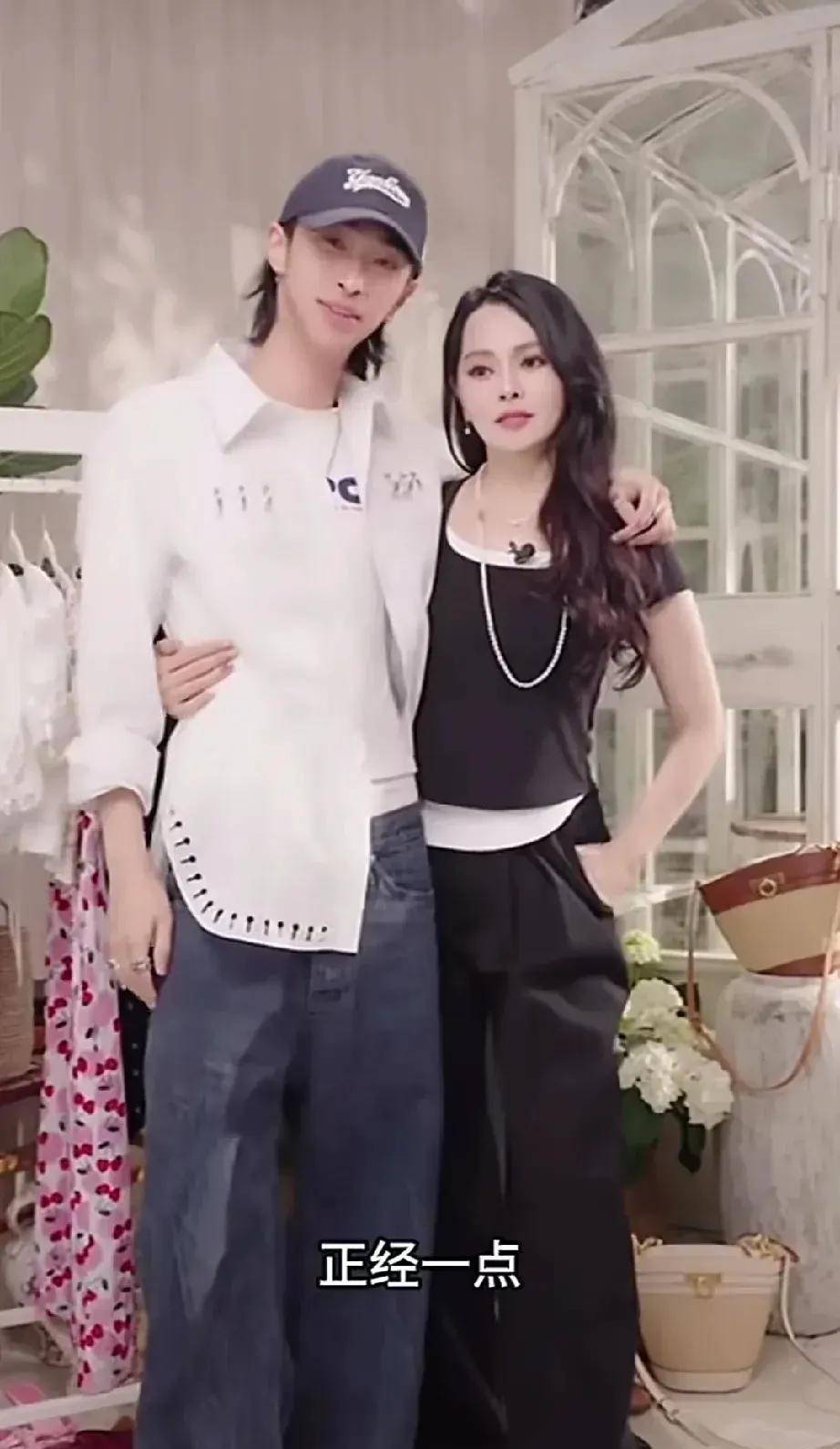 伊能静和儿子恩利,儿子长得高大帅气,和母亲站在一起,像姐弟俩