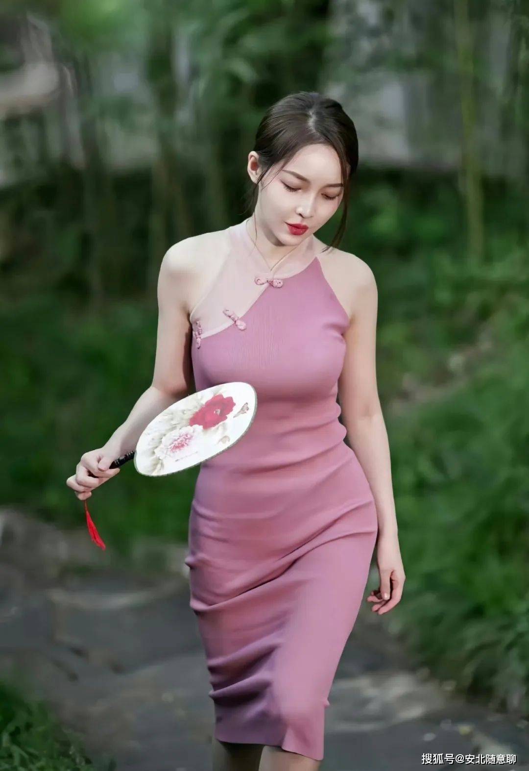 王钟瑶穿旗袍,粉粉嫩嫩,曲线好出众_身材_魅力_韵味