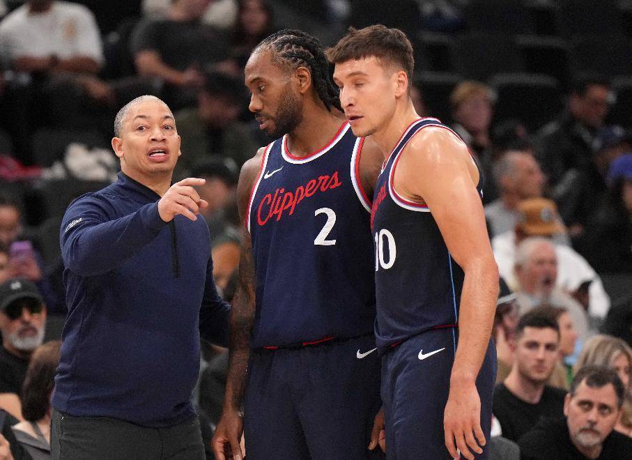 输给雄鹿,泰伦卢战术与用人引发质疑,挑战态度不够严谨!