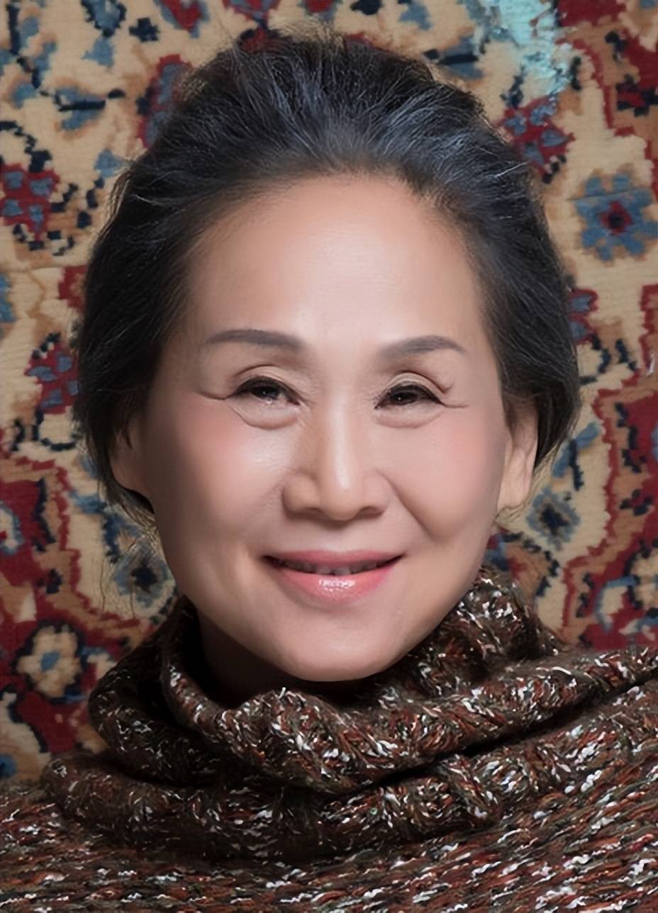 老太专业户苇青:年近60北漂,73岁拥有百个票房,现在比儿子还红