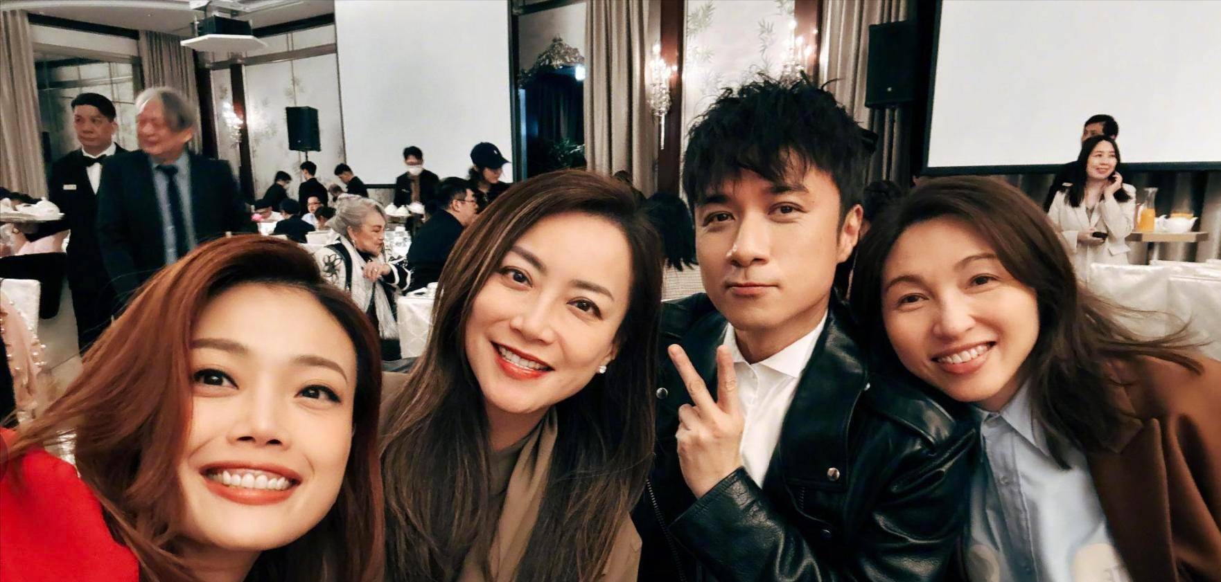 婚礼上的合照,却让人大跌眼镜:容祖儿,古巨基这样的老牌明星都靠边站