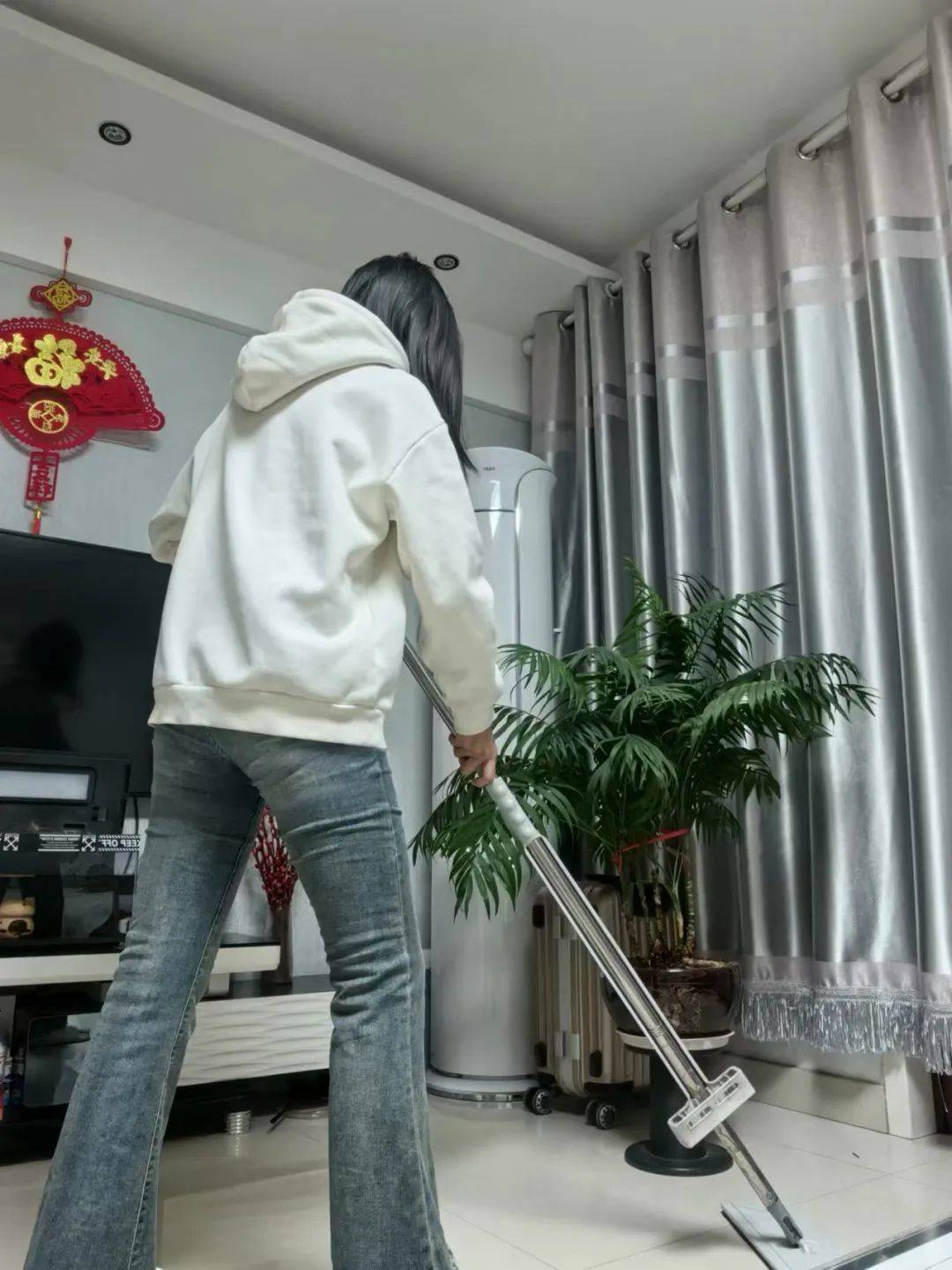 冯欣珂在家做家务作者:信息科学与技术学院团总支摄影:万露