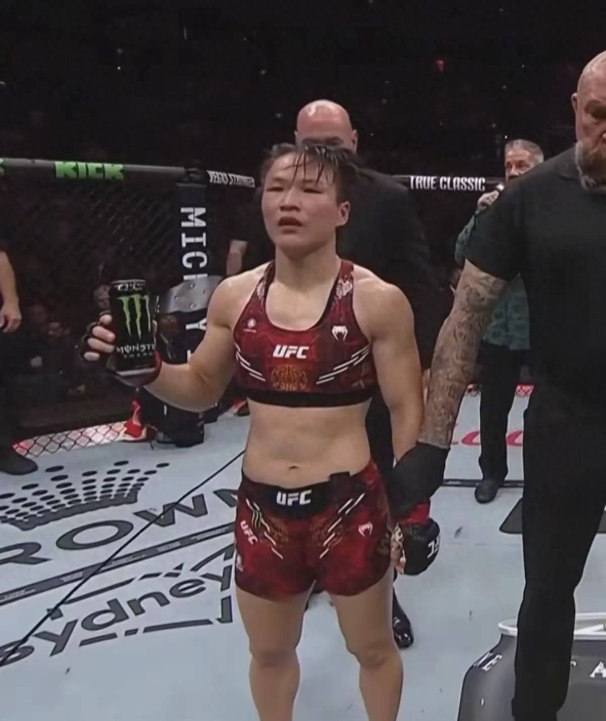 格斗女王张伟丽：从武术梦想到UFC卫冕冠军的传奇之路