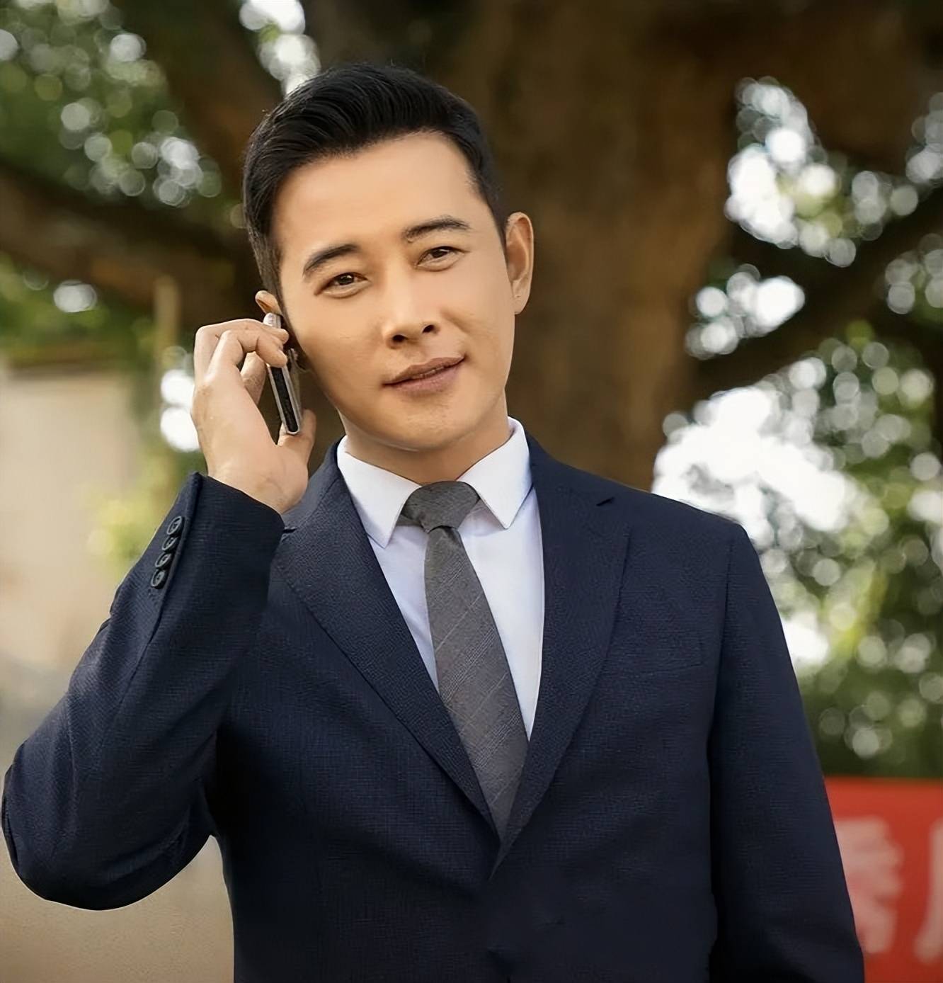 演员罗晋:和妻子在拍戏中相遇,39岁才当爸爸,结婚六年宠妻如宝