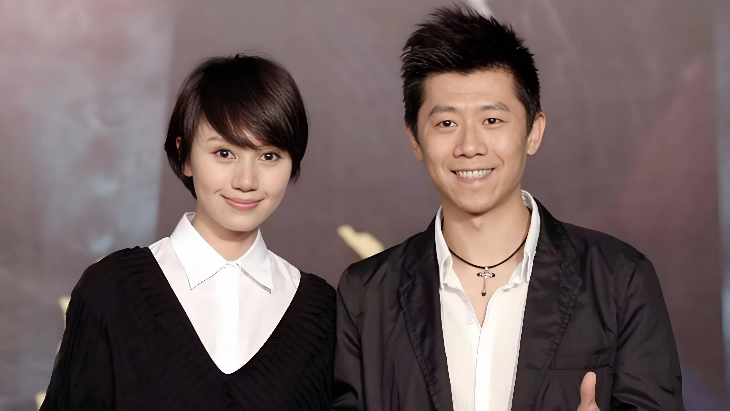 夏雨冲入失控的人群,拉着女友袁泉的手,冲出包围圈,上演一场英雄救美