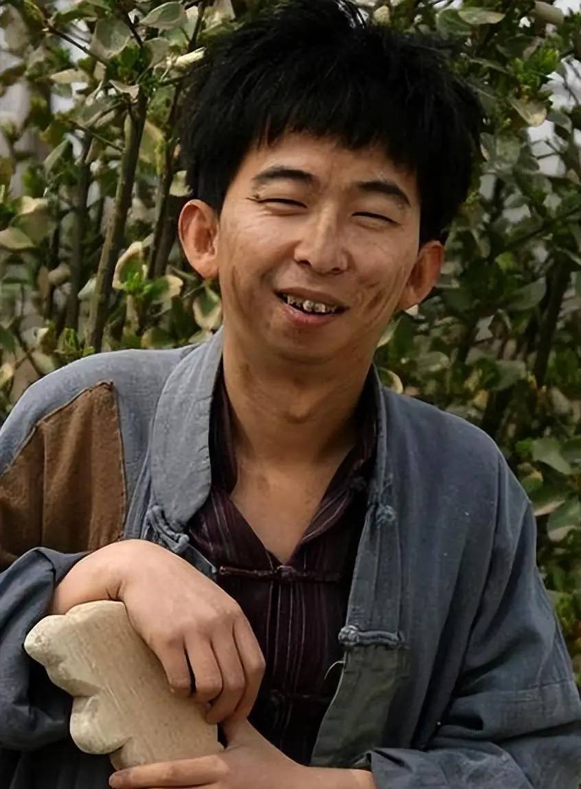 4位没钱无貌的"丑星",娶的老婆一个比一个漂亮,他们凭什么?