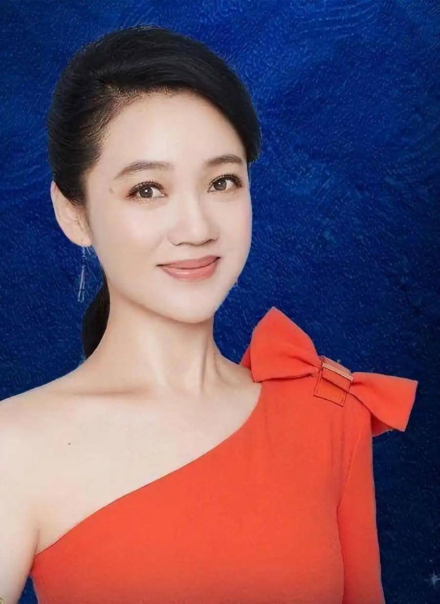 著名美女主持人周群,嫁给神秘老公生下三个孩子,现在仍宛如少女