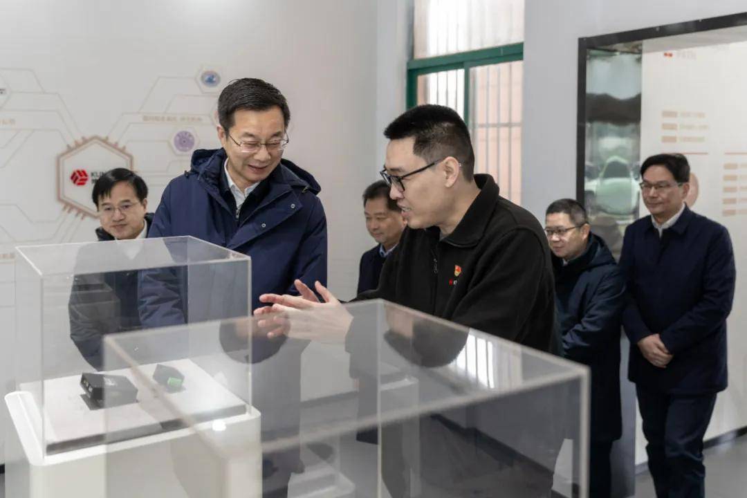 创新驱动 智造未来丨市委副书记、市长周伟率队调研常州坤维传感科技有限公司_机器人_人形_传感器