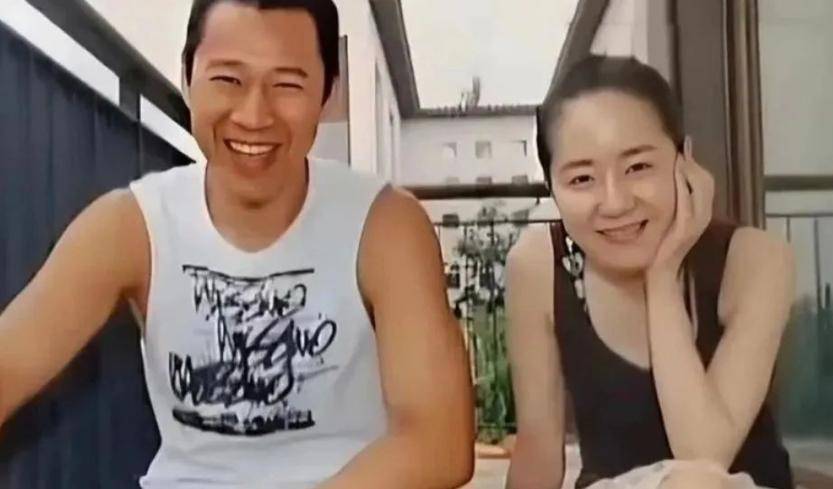 二婚嫁给张丰毅,几十年没孩子却被捧在手心,她的魅力究竟有多大