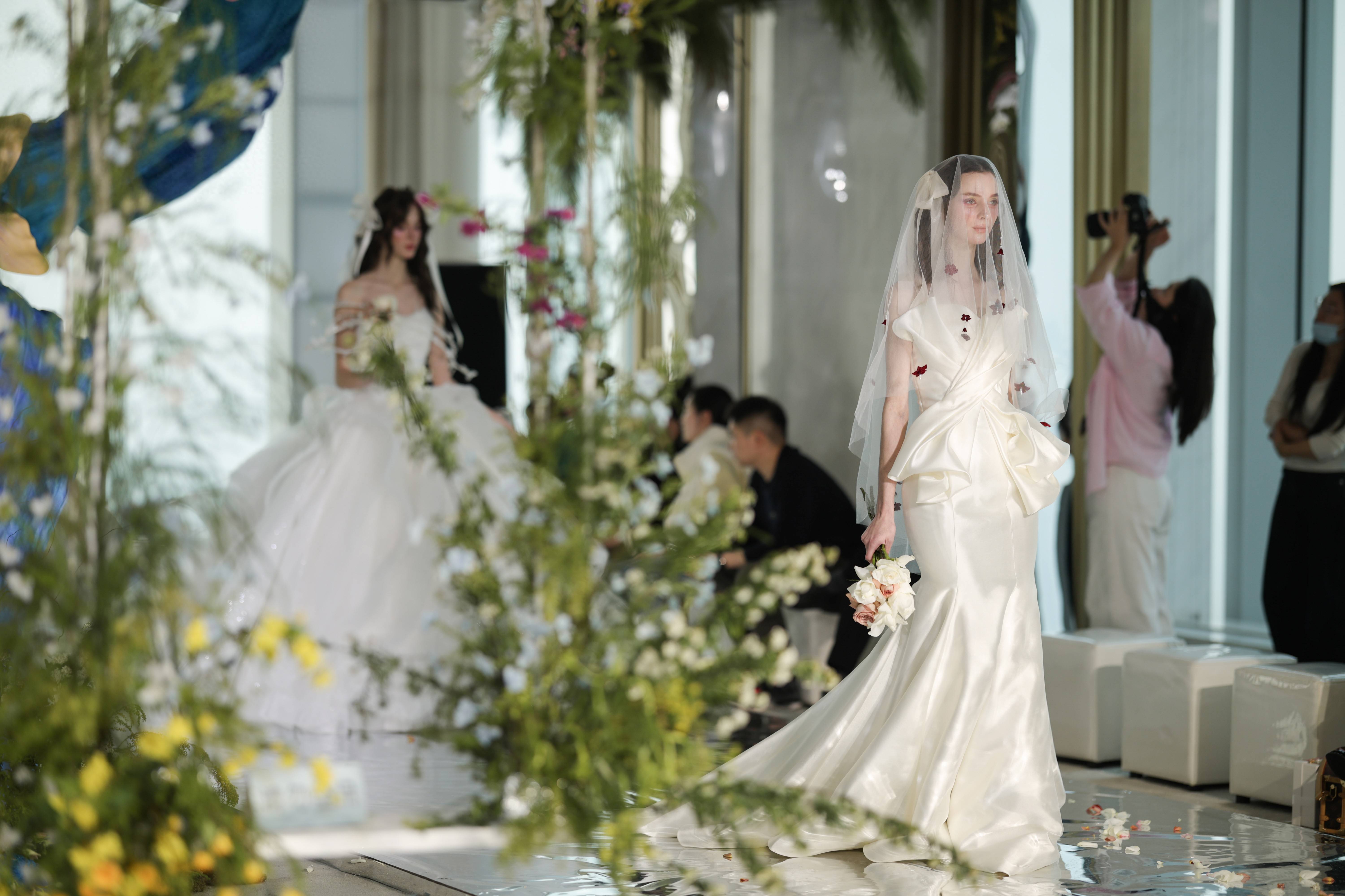 重庆尼依格罗酒店举行「镜花翎语」主题婚礼秀