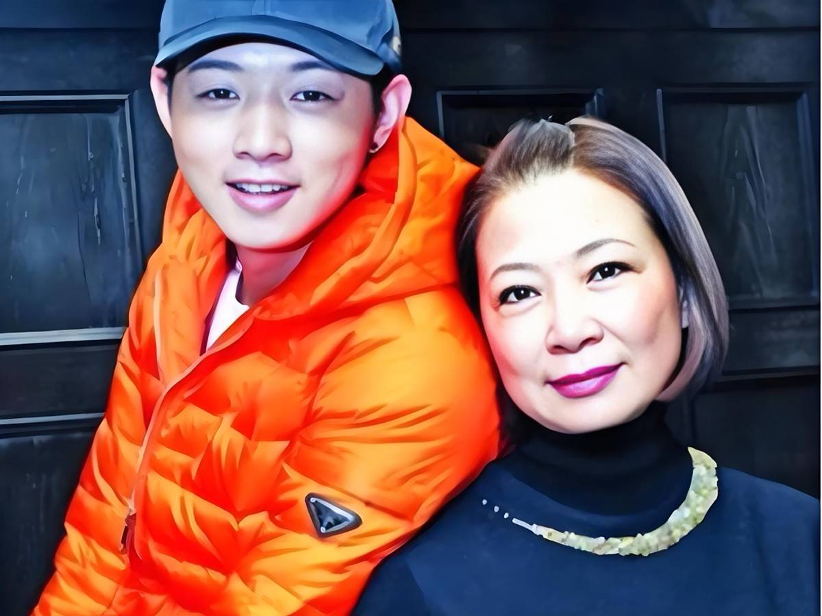 悲情女人仲小萍:因儿子30年未嫁,两次被辜负,霍尊输了回到原点