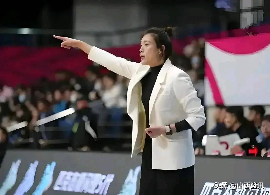 美女主教练美中不足!北京女篮被江苏双杀踢出8强,张琳难辞其咎