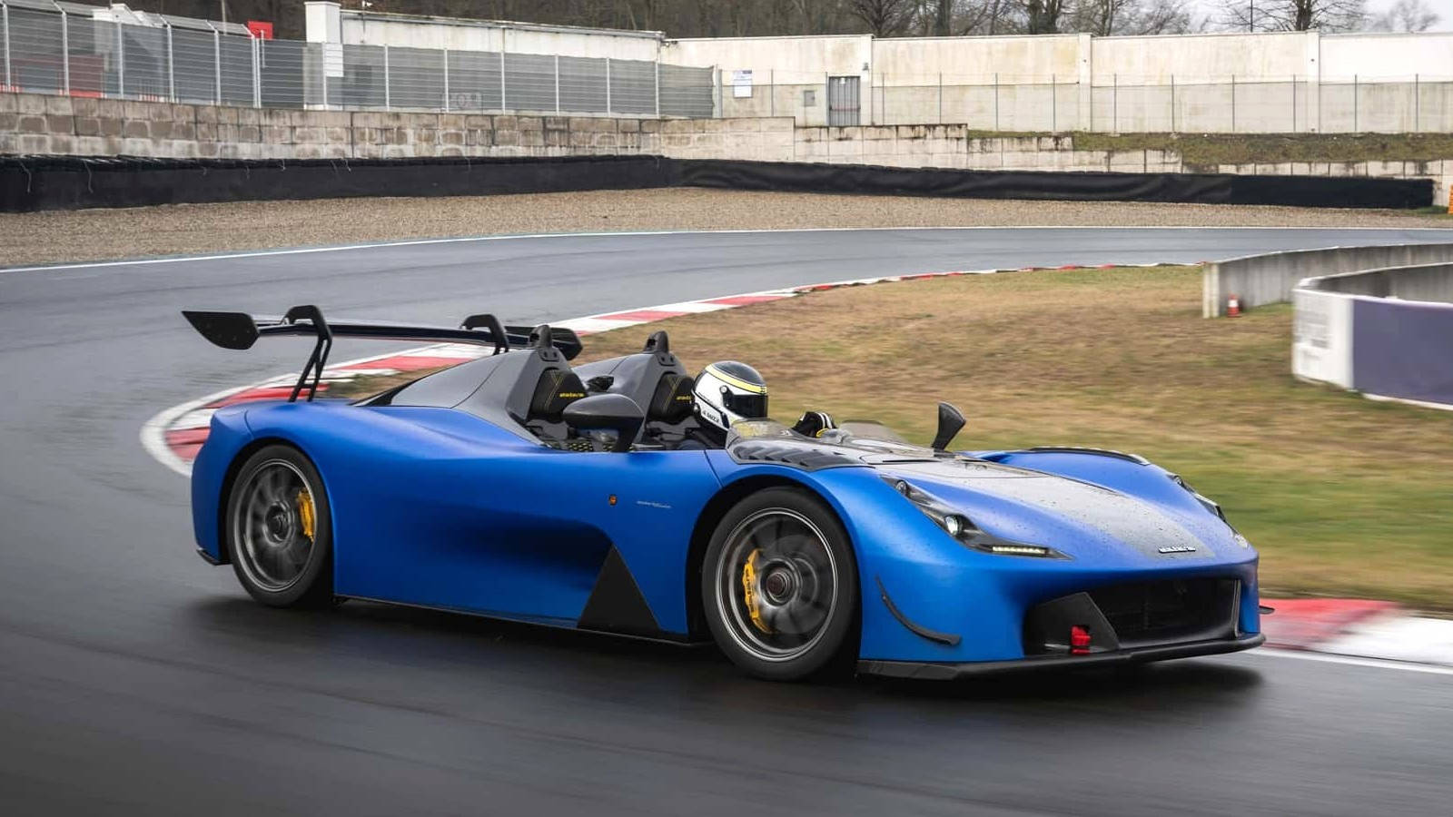 dallara 更新了 stradale 跑车 下压力更大,还有两款全新特别版